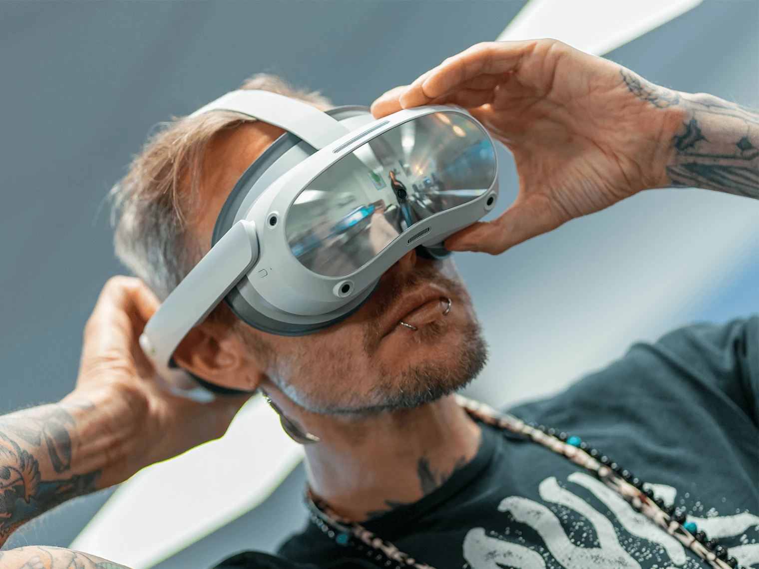 <img src="vr headset"